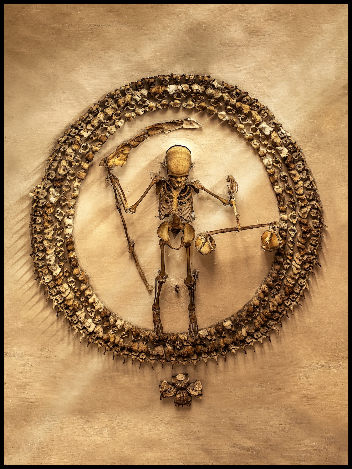 Assemblage d'ossements dans le Musée et la Crypte des Capucins, Rome, photographié par Albert Watson.